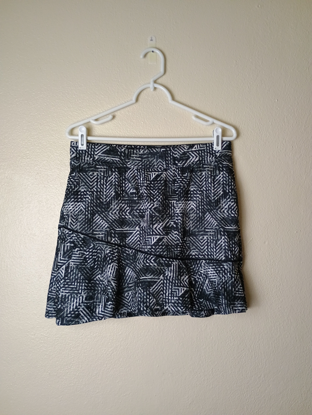 made for life Size S Black & White Geometric Tiered Mini Golf, Tennis Skort